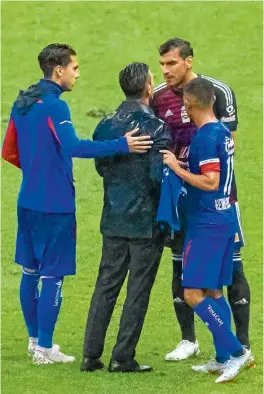  ??  ?? PLEITO. Ambos personajes se encararon en la cancha al final del partido.