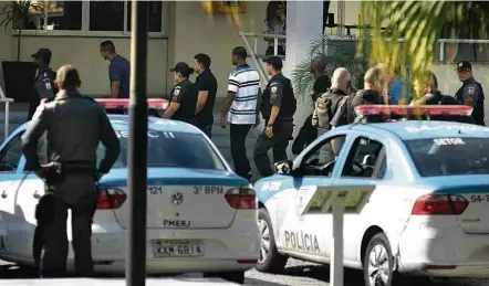  ?? Erbs Jr./Folhapress ?? Policiais participam de operação que prendeu dezenas de PMs em São Gonçalo sob suspeita de elo com o tráfico