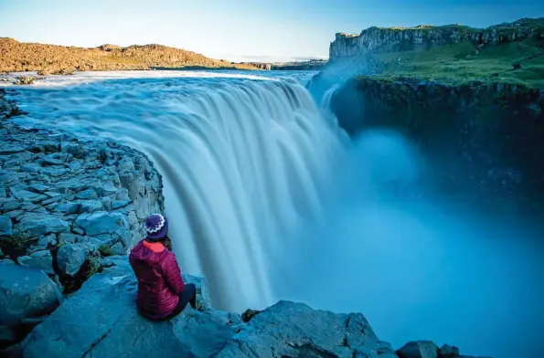  ?? © Be y Arnavielhe ?? Cidessus : la cascade de De foss est la plus puissante d’Europe. La brume qu’elle soulève rencontre les parois voisines et se transforme en d’innombrabl­es minuscules cascades.