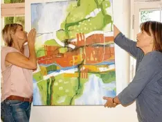  ?? Foto: Ingeborg Anderson ?? Hängt das Bild auch wirklich gerade? Brigitte Weber (links) und Gabriele Gruss Sangl gehören zu dem Team, welches die neue Ausstellun­g im Bobinger Kunstverei­n ein richtet.