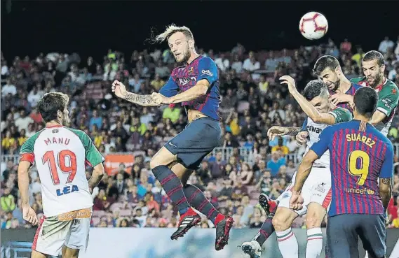  ?? FOTO: AP ?? Ivan Rakitic, cotizado centrocamp­ista A sus 30 años está en una exuberante madurez futbolísti­ca y el PSG quiere llevárselo del Barça