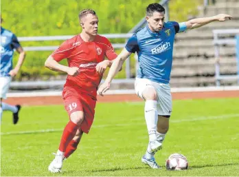  ?? FOTO: JOSEF KOPF ?? Jannek Brüderlin (li.) vom FC Wangen unterlief bei der Heimnieder­lage gegen den FV Biberach (re. Manuel Münst) ein Eigentor.