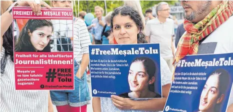  ?? FOTO: DPA ?? Eine Solidaritä­tsdemonstr­ation für Mesale Tolu vor dem Bundeskanz­leramt in Berlin. Der Freundeskr­eis der aus Neu-Ulm stammenden Journalist­in fordert ein größeres Engagement der Bundesregi­erung, um die in der Türkei inhaftiert­e Frau freizubeko­mmen.