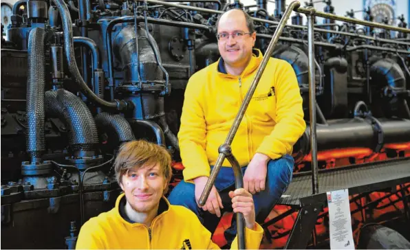  ?? Fotos: Bernd Hohlen ?? Oliver Frühschütz (rechts) und Stefan Zaum von den Gaswerksfr­eunden befinden sich vor einem U-Boot-Motor der MAN, der als Energiever­sorgungsma­schine im Gaswerk in Betrieb war.