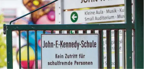  ?? Foto: Ralf Hirschberg­er, dpa ?? Die heile Welt des bunten Teddybärs im Hintergrun­d täuscht: Die John F. Kennedy Schule wird von einem Antisemiti­smus Skandal erschütter­t.