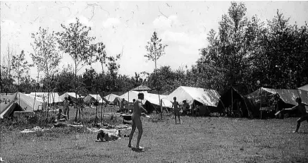  ??  ?? Praticante­s do naturismo fazem acampament­o no clube no começo dos anos 1950