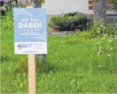  ?? FOTO: SILVIA MÜLLER ?? Die Schilder „ Ich bin dabei“stehen derzeit in vielen Gärten in Durchhause­n.