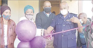  ?? (Pic: Phiwase Phungwayo) ?? National Commission­er of Police William Tsitsibala Dlamini cutting the ribbon with Gogo Sithole, while her sister looks on during the handover of the house.