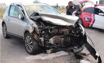  ??  ?? Die Corsa-bakkie het die Nissan Qashqai reg van voor getref.