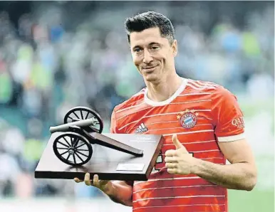  ?? ?? El artillero. El delantero polaco Robert Lewandowsk­i recibió ayer el trofeo de máximo realizador de la Bundesliga; acabó el torneo con 35 goles