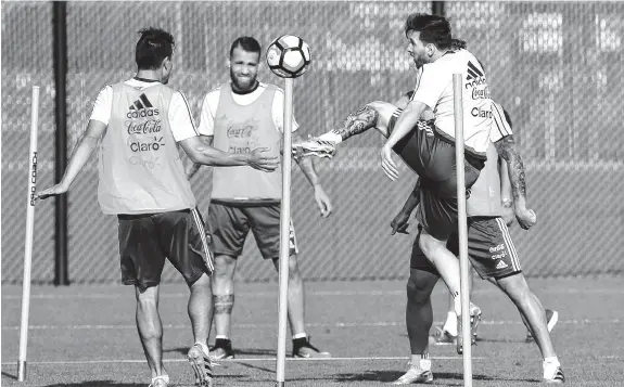  ?? REUTERS ?? de los pies de Lionel Messi dependerán gran parte de las chances de Argentina. La Copa América Centenario se transformó en una obsesión.