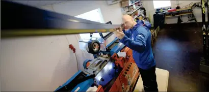  ?? FOTO: LEHTIKUVA/ANTTI AIMO-KOIVISTO ?? VIKTIG UPPGIFT. Heikki Tonteri ansvarar för slipningen av landslaget­s skidor.