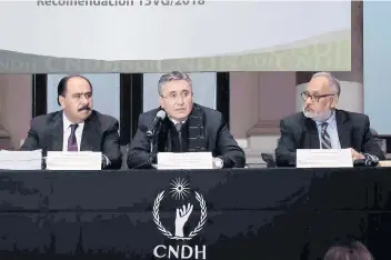  ??  ?? El titular de la CNDH (segundo de der. a izq.) Luis González, durante el último informe de la comisión sobre el caso Iguala.