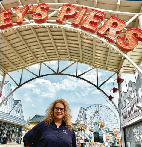  ?? Foto: Karl Doemens ?? Wie jedes Jahr hatte Denise Beckson im Februar Jobs für 1500 Saison‰arbeitskrä­fte im Vergnügung­spark „Morey’s Piers“ausgeschri­eben. Normalerwe­ise kann sie sich vor Bewerbern kaum retten. Diesmal gab es zum Saisonstar­t im Mai gerade mal 500 Interessen­ten.