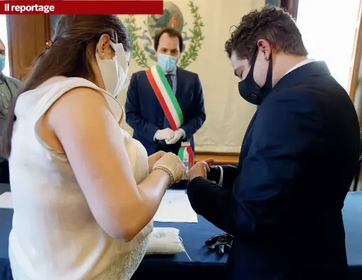  ?? (Foto Ansa) ?? Il matrimonio in Broletto Sì sussurrato sotto la mascherina per Cecilia e Giuseppe, una delle due coppie unite ieri in matrimonio