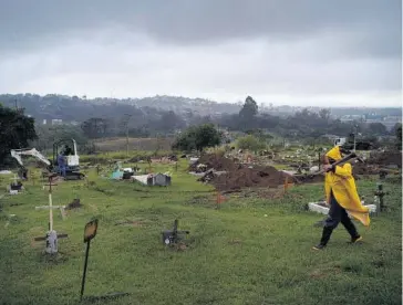  ?? FOTO: EFE ?? > Trabajador del cementerio municipal de Sao Borja, en Sao Leopoldo (Brasil).