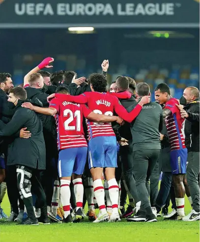  ?? REUTERS ?? Los jugadores del Granada celebran su histórico pase a los octavos de final de la Liga Europa