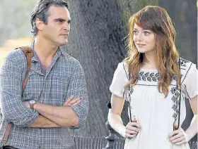  ??  ?? Joaquin Phoenix y Emma Stone protagoniz­an el filme que estrena hoy en la Isla en las salas de Fine Arts.