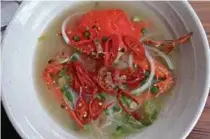  ??  ?? BIHUN sup ketam
yang manis dengan rebusan tiga jenis ketam.