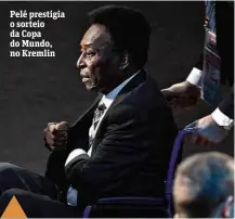  ??  ?? Pelé prestigia o sorteio da Copa do Mundo, no Kremlin