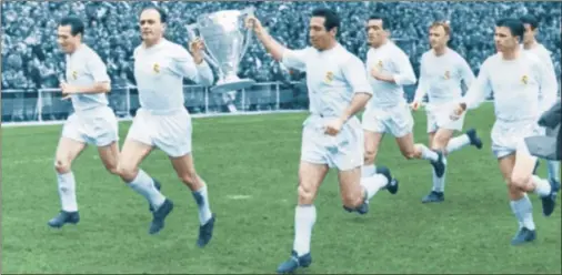  ?? ?? Alfredo Di Stéfano y Paco Gento, agarrando el trofeo de campeones de la Liga en el Santiago Bernabéu.