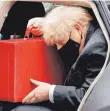  ?? FOTO: TOLGA AKMEN/AFP ?? Hat er noch einen Koffer in Paris? Boris Johnson.