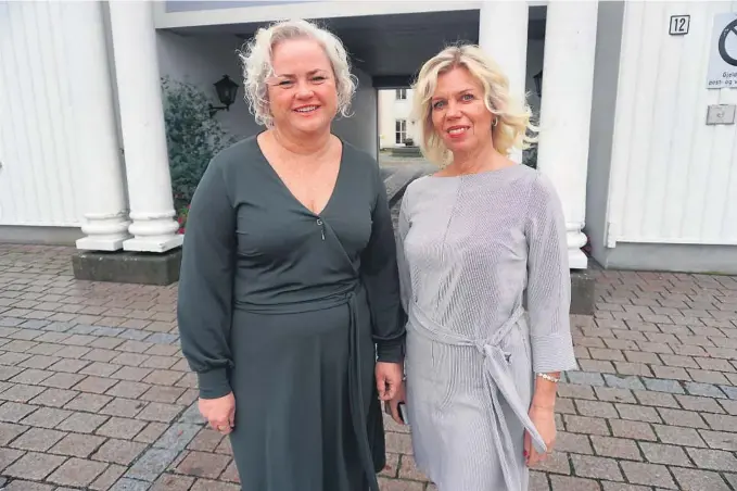  ?? FOTO: JULIE ANDA HOVLAND ?? TOPPLASSER­ING: Bamble kommune topper rangeringe­n over Norges beste barnevern. Det gleder Konstituer­t kommunalsj­ef for Kultur og oppvekst, Gina Thorbjørns­en, og barneverns­leder Lene Lekman.