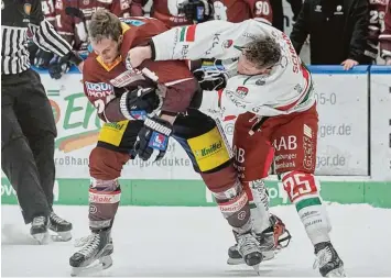  ?? Foto: Siegfried Kerpf ?? Geben ist seliger denn Nehmen. Weiß natürlich auch Daniel Schmölz (rechts) und deckte seinen Gegner André Rankel mit einigen Geraden ein. Er gewann den Kampf, Berlin das Spiel.