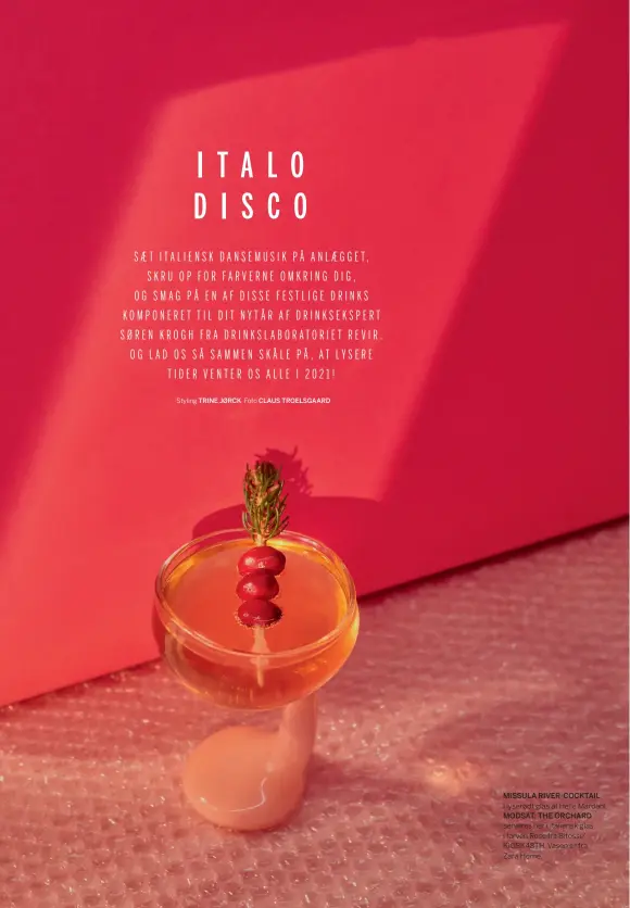  ??  ?? MISSULA RIVER-COCKTAIL
i lyserødt glas af Helle Mardahl. MODSAT: THE ORCHARD
serveres her i italiensk glas i farven Rose fra Bitossi/ KIOSK48TH. Vasen er fra Zara Home.