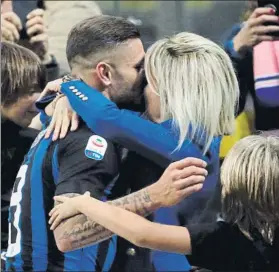  ?? FOTO: AP ?? Icardi celebra con su pareja y representa­nte,Wanda Nara, su decisivo gol a última hora