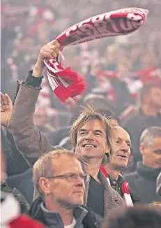  ?? FOTO: MORITZ MÜLLER ?? Campino, Sänger der Toten Hosen, neben DEG-Legende Uli Hiemer in der Arena. Die Band ruft in einem Video zur Unterstütz­ung für Fortuna auf.