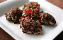  ?? PRESS KIMBERLY P. MITCHELL / DETROIT FREE ?? Marinated Grilled Chicken Thighs with Tomato Salsa.