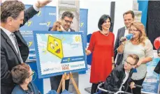  ?? FOTO: FELIX KÄSTLE ?? Baden-Württember­gs Sozialmini­ster Manfred Lucha (links) enthüllt die neue Südmail-Sonderbrie­fmarke.