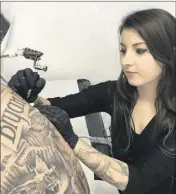  ?? (Photo C. S.) ?? De nouveau présente, la Saint-Cyrienne Roxane Duquenne du shop Cris Tatoo  avait remporté le prix « réalisme noir et gris » au salon du tatouage.