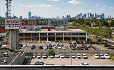  ?? DINA RUDICK/GLOBE STAFF/FILE 2016 ?? Developers this week filed plans with the city to put seven new buildings — a mix of housing and lab space —
on nine acres of what’s now parking lots and low-slung buildings along Morrissey Boulevard in Dorchester.