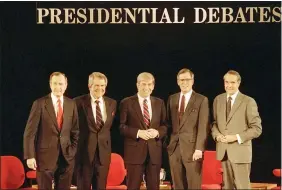  ?? JIM COLE — THE ASSOCIATED PRESS FILE ?? Republican presidenti­al candidates, Vice President George Bush, from left, Pat Robertson, Rep. Jack Kemp, Pierre “Pete” du Pont and Senator Bob Dole pose Feb. 14, 1988before starting their last debate before the primary in Goffstown, N.H.