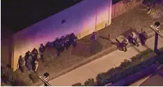  ?? Foto: Uncredited, KABC, dpa ?? Dieses Bild aus einem Video zeigt Polizisten im Einsatz nahe des beliebten CountryLok­als in Thousand Oaks, einem Vorort von Los Angeles.