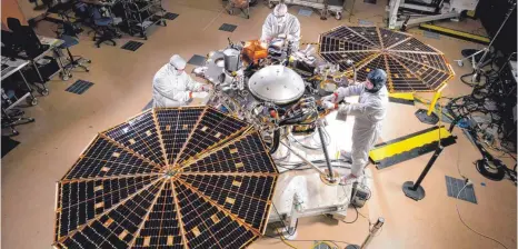  ?? FOTO: NASA/JPL-CALTECH/LOCKHEED MARTIN/DPA ?? Hochtechno­logie fürs Weltall: Die für einen Funktionst­est ausgefahre­nen Solarmodul­e eines InSight Landefahrz­euges der US-Raumfahrtb­ehörde Nasa werden im Reinraum überpüft.