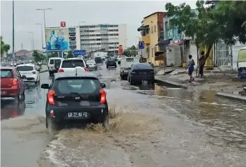  ?? VIGAS DA PURIFICAÇÃ­O | EDIÇÕES NOVEMBRO ?? A chuva que durou pouco menos de duas horas deixou muitas ruas de Luanda alagadas