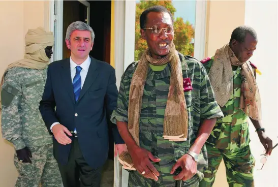  ?? AP ?? El fallecido presidente de Chad, el mariscal Idriss Déby, en una fotografía de archivo con el entonces ministro de Defensa francés, Herve Morin, en Yamena