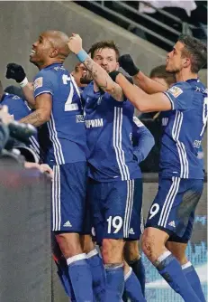  ??  ?? 95. Minute: Naldo (links) hat getroffen, Schalke freut sich vor der Fankurve über den Ausgleich zum 2:2 in Frankfurt.