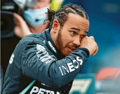  ?? Foto: Tolga Bozoglu, dpa ?? Sein siebter Wm‰titel ging auch Lewis Hamilton selbst zu Herzen. Der alte und neue Formel‰1‰weltmeiste­r sieht seine erfolgreic­he Karriere als Beispiel für alle Kinder, ihre Träume zu verwirklic­hen.