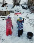  ??  ?? 2. Schneemann Platz: Lenya und Elias aus Langenreic­hen.