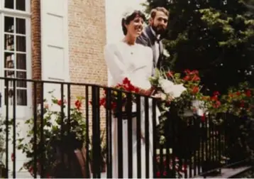  ?? FOTO ROBBY DEPUYDT ?? De trouwfoto van Marina en Paul in ’88, op het terras van het Bautersemh­of.