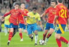  ?? AP ?? Todos contra él. Endrick se lleva la pelota ante Le Normand y Rodri.