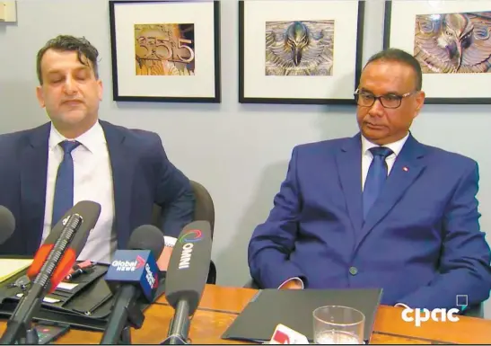  ?? CAPTURE D’ÉCRAN, CPAC ?? Lors d’un premier point de presse dans le bureau de son avocat Rishi Gill (à gauche), l’ex-extrémiste sikh Jaspal Atwal (à droite) s’est notamment excusé d’avoir participé à une tentative de meurtre d’un ministre indien dans les années 1980.