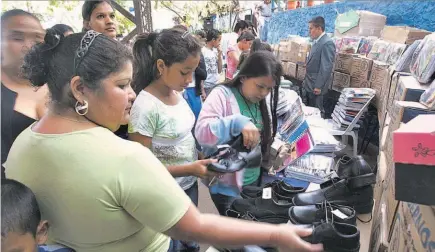  ??  ?? Atraso. Los estudiante­s recibieron el calzado en marzo pasado; sin embargo, el Gobierno no ha podido cancelar el producto a los proveedore­s del programa Paquetes Escolares.