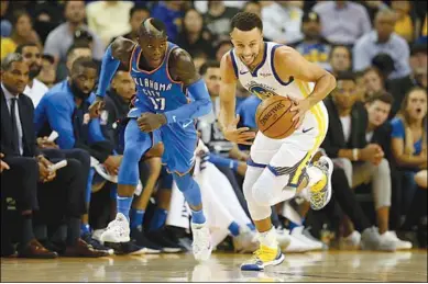  ??  ?? Stephen Curry van Golden State Warriors gaat langt Dennis Schroder. (Foto: Nusport)