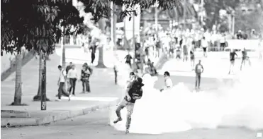  ?? AFP ?? Un manifestan­te lanza un objeto a la Guardia Nacional durante una protesta en Caracas, en julio pasado.