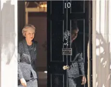  ??  ?? ► May en Downing Street 10, en Londres, ayer.